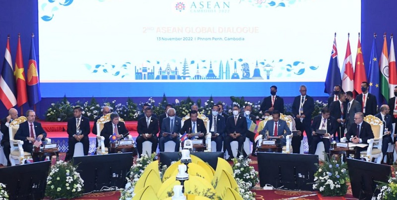 Presiden Jokowi menghadiri ASEAN Global Dialogue Ke-2: Post Covid-19 Comprehensive Recovery di Hotel Sokha, Phnom Penh, Minggu (13/11). (Foto: BPMI Setpres/Kris)