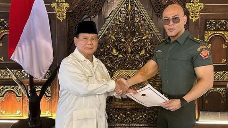 Menhan Prabowo Subianto memberikan pangkat letnan kolonel (Letkol) Tituler Angkatan Darat (AD) kepada Deddy Corbuzier (Foto: Instagram Deddy Corbuzier)