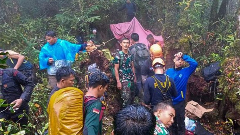 Proses evakuasi Kapolda Jambi dan rombongan yang mendarat darurat dilanjutkan, Selasa 21 februari 2023-NTMC Polri-