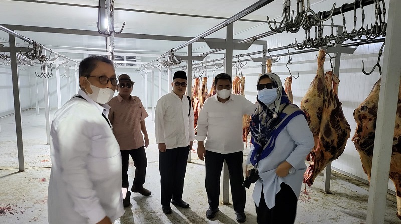 Tim Ditjen PHU Kemenag sedang melakukan survei ke rumah pemotongan hewan (RPH) di Saudi/Dok. Kemenag