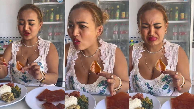 Selebritis TikTok Lina Mukherjee saat konten TikTok makan daging babi pakai Bismilah/Repro