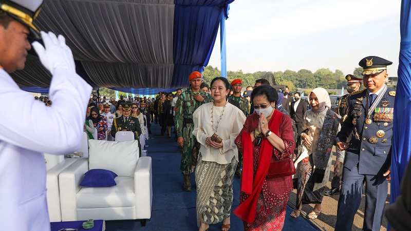 Ketua DPR RI Puan Maharani dan Ibunda Presiden RI ke-5 Megawati Soekarnoputri saat menghadiri HUT TNI AU ke 77. (Foto: Twitter @puanmaharani)_ri
