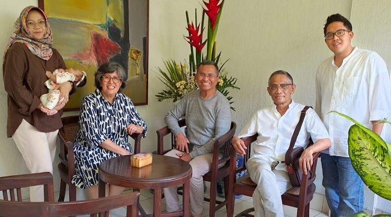 Dahlan Iskan bersama keluarga dr Ario Djatmiko.(Foto: Disway)