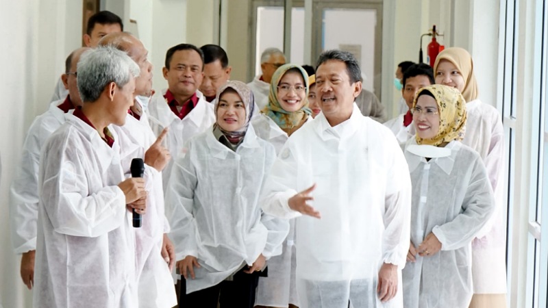 Menteri KKP Sakti Wahyu Trenggono ditemani Bupati Serang Ratu Tatu Chasanah saat meninjau BPKIL di Cinangka, Serang. (Dok. Humas)