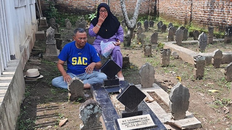 Dahlan Iskan melakukan safari Ramadan dimulai dari nyekar ke makam ibunya Siti Khalisnah.--