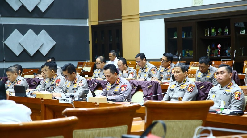 Kapolri Jenderal Listyo Sigit Prabowo saat rapat dengan Komisi III DPR, Rabu (12/4). (Foto: Humas Polri)