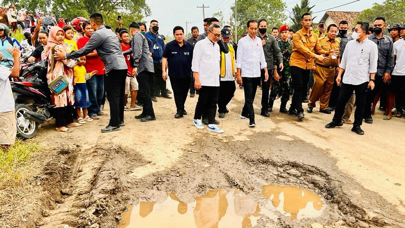 Presiden Jokowi meninjau jalan rusak di Lampung, Jumat, 5 Mei 2023.-Setpres RI-