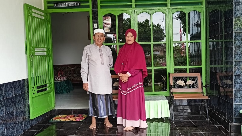 Orang tua  Bima Yudho Saputro, Juliman Rumbiono dan Sringatun di teras rumah mereka di Lampung Timur (Foto: Tika-Radar Lampung-DNN-)
