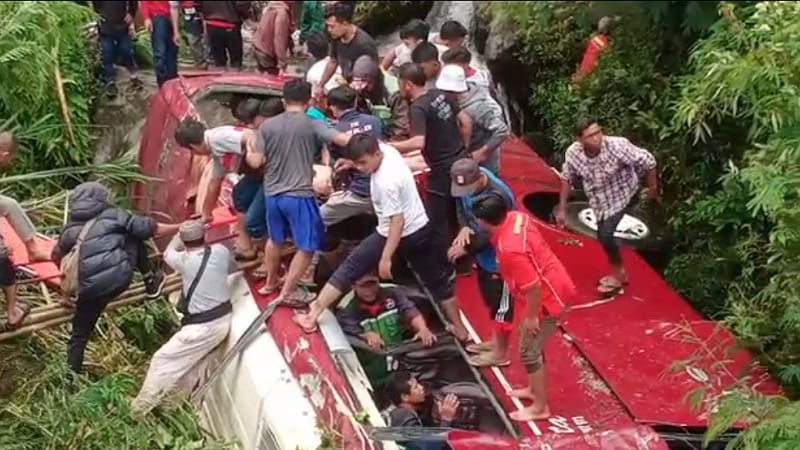 Warga mengevakuasi korban bus yang terjun ke sungai di Objek Wisata Guci, Tegal. (Foto: Tangkapan Layar)