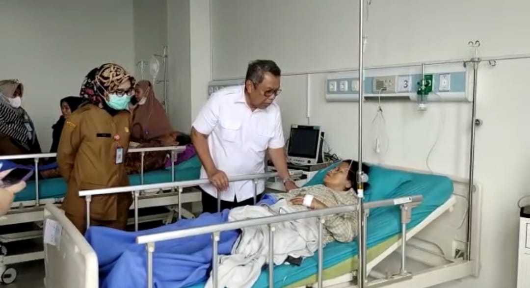Walikota Tangsel Benyamin Davnie, menjenguk korban kecelakaan Bus Parawisata di Guci, Tegal. (Foto: RMN)