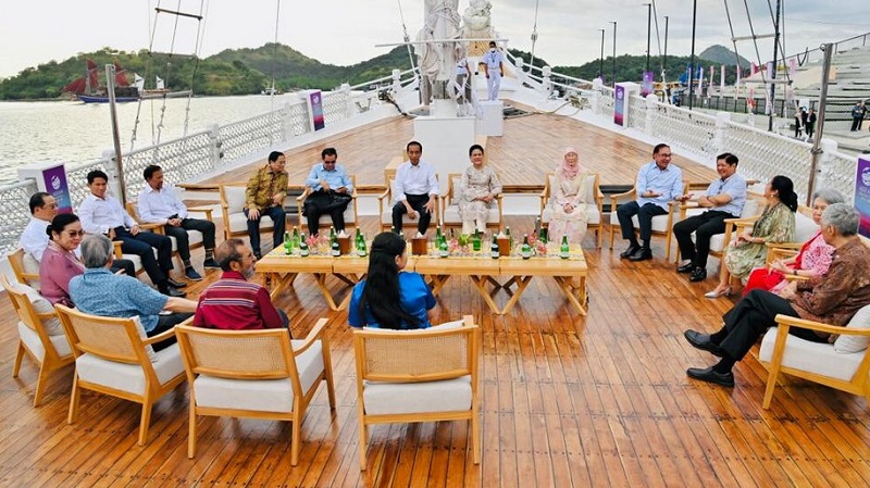 Para pemimpin ASEAN dan pendamping di atas geladak Kapal Pinisi sesaat sebelum lepas sauh dari Marina Labuan Bajo, Rabu, 10 Mei 2023. (Foto: BPMI Setpres)