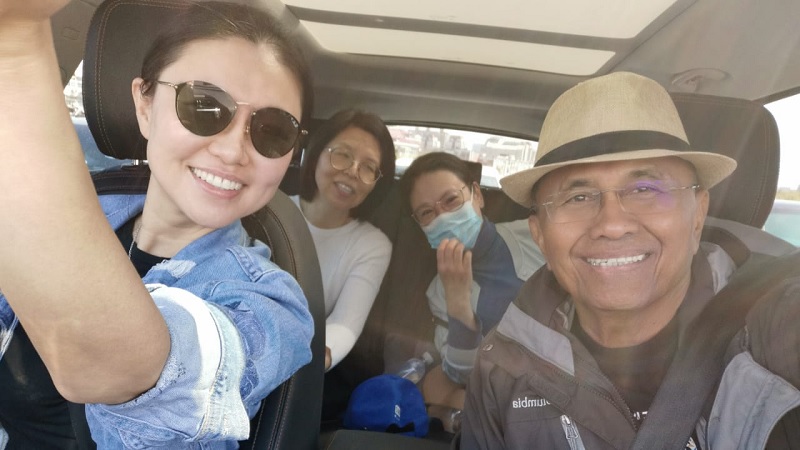 Dahlan Iskan bersama teman-teman naik Jaguar menuju ke kawasan pertanian di perdesaan utara Beijing.-Foto: Harian Disway-
