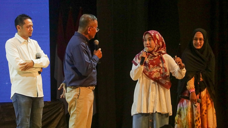 Dahlan Iskan bersama Ria Zia Ulfah (tiga dari kanan) dan Presiden TDA 6.0 Donny Kris Puriyono di acara Pesta Wirausaha TDA di Surabaya, 5 Mei 2023. -Harian Disway--