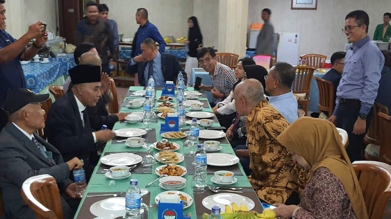 ahlan Iskan makan bersama Syekh Panji pengasuh Ponpes Al-Zaytun. (Foto: Disway)