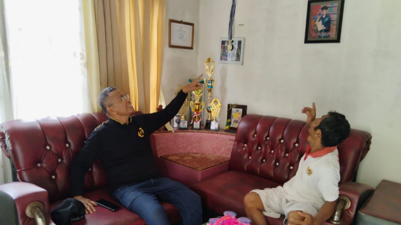 Dahlan Iskan mengunjungi rumah orangtua Zulfani, bintang Laskar Pelangi. (Foto: Disway)