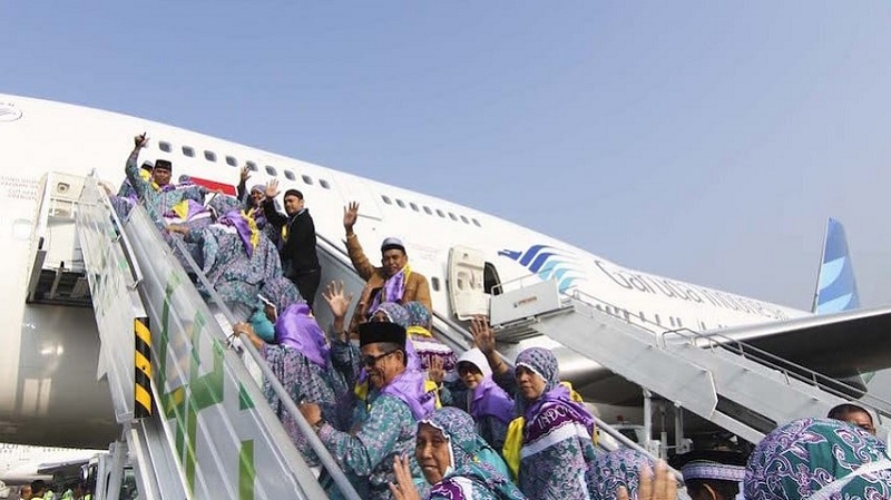 Jemaah haji sedang menaiki pesawat Garuda bersiap terbang ke tanah suci. (Foto: Dok Garuda)