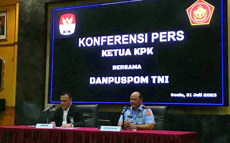 Konferensi pers penetapan tersangka Kabasarnas dan anggotanya dalam kasus pengadaan barang dan jasa. (Foto: Disway)