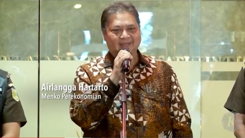 Menteri Perekonomian Airlangga Hartarto memberikan keterangan pers usai memenuhi panggilan Kejagung terkait kasus CPO. (Foto: Repro)