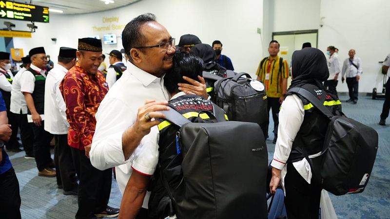 Menag Yaqut Cholil Qoumas memeluk salah satu petugas haji saat menyambut kepulangan di Bandara Soekarno-Hatta. (Foto: Kemenag)