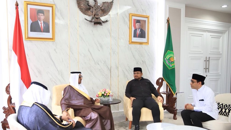 Menag  Yaqut Cholil Qoumas menerima kedatangan Dubes Saudi untuk Indonesia Faisal bin Abdullah Al-Amudi di Kantor Kemenag Jakarta, Senin (10/7). (Foto: Kemenag)