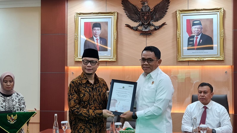 Direktur Pelayanan Haji Luar Negeri Subhan Cholid menyerahkan piagam penghargaan dan pin emas kepada perwakilan Polda Jabar dan Metro Jaya. (Foto: Dok Kemenag)