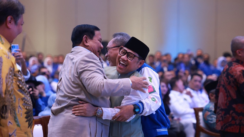 Ketum Partai Gerindra Prabowo Subianto dan pimpinan Ketum PAN memeluk Ketum PKB Muhaimindi HUT ke-25 PAN, Jakarta, Senin, 28 Agustus 2023.