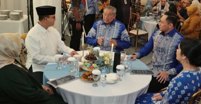 Anies Baswedan dan istrinya, bertemu Susilo Bambang Yudhoyono (SBY) di acaraopen house di rumah Ketua Umum Partai Demokrat Agus Harimurti Yudhoyono (AHY), Sabtu (22/4). (Foto: Repro) malam.