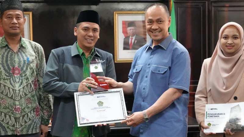 Wakil Menteri Saiful Rahmat Dasuki mewakili Kemenag menerima penghargaan Kementerian Paling Harmonis tahun 2022. (Foto: Dok Kemenag)