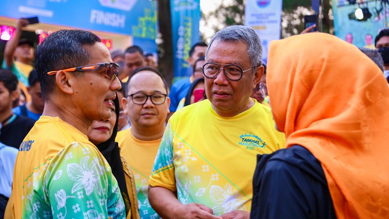 Menparekraf Sandiaga Uno tengah berbincang dengan Walikota Tangsel Benyamin Davnie di acara Tangsel Marathon 10 K. (Foto: Dok Pemkot)