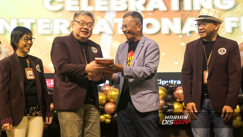 Dahlan Iskan menerima buku dri Rektor Universitas Ciputra Yohannes Somawiharja di acara Dies Natalis ke-17 UC, 15 September 2023. (Foto: Moch Sahirol-HARIAN DISWAY)