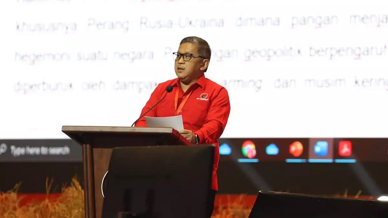 Sekjen PDIP Hasto Kristiyanto membacakan poin-pon hasil Rakernas. (Foto: Dok  PDIP)