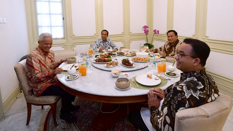 Presiden Joko Widodo makan siang bersama tiga calon presiden yang akan berpartisipasi pada Pilpres 2024, yaitu Prabowo Subianto, Ganjar Pranowo, dan Anies Baswedan di Istana Merdeka. (Foto: BPMI Setpres)