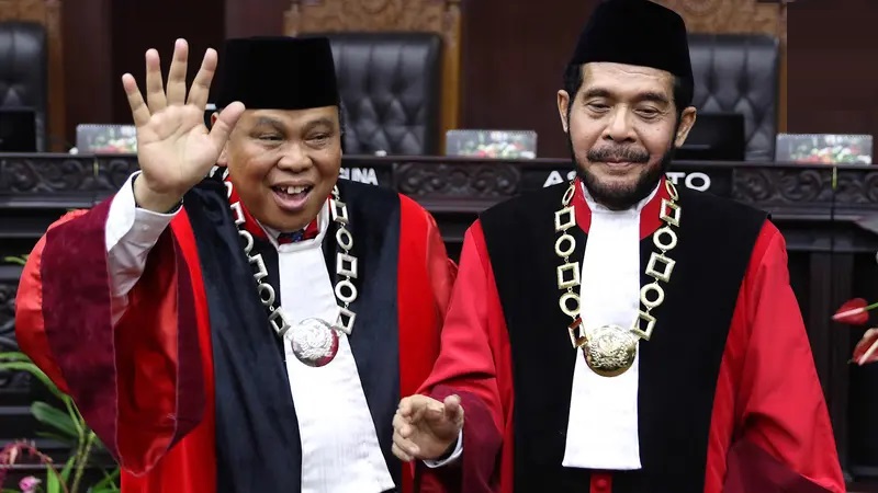 Hakim MK Arief Hidayat dan Ketua MK Anwar Usman. (Foto: Net)