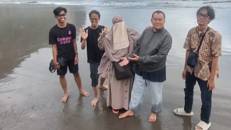 Keluarga Boyamin dalam sebuah kesempatan berwisata di pantai.