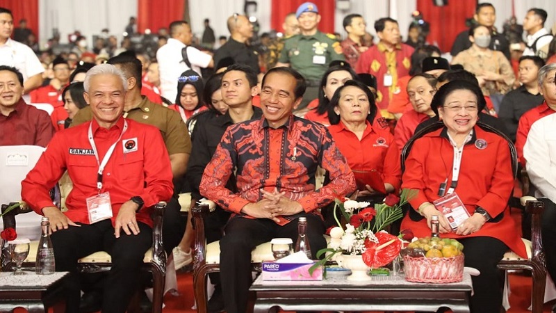 Dari kiri ke kanan: Bacapres PDIP Ganjar Pranowo, Presiden Joko Widodo dan dan Ketum PDIP Megawati Soekarnoputri dalam Rakernas 2023 di Jakarta, Jumat (29/9/2023). (Foto: Dok PDIP)