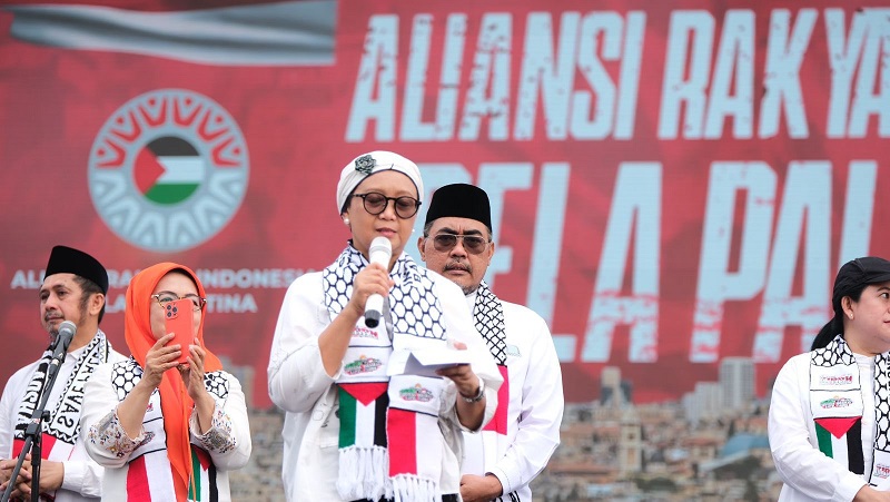 Menlu Retno Marsudi  membacakan puisi karsya sendiri berjudl Untuk Palestina dalam aksi Bela Palestina, Minggu (5/11).  (Foto: Twitter @Menlu_RI)