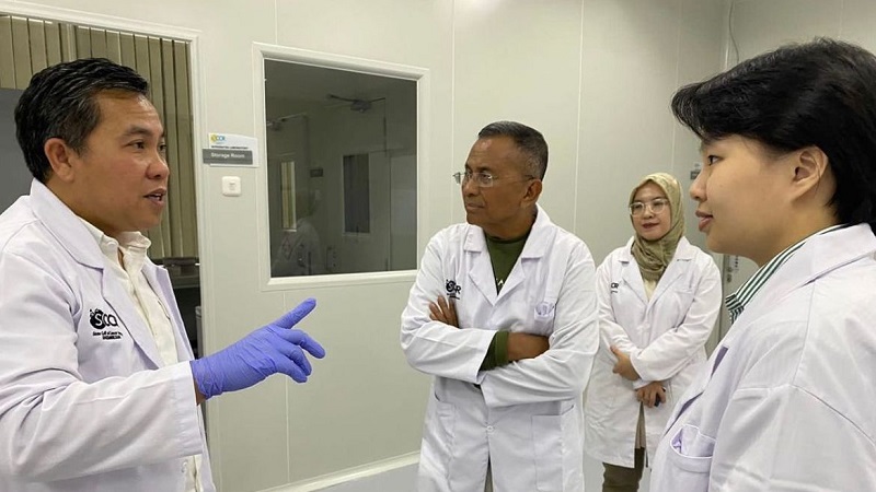 Dahlan Iskan mendengarkan penjelasan Prof Dr Agung Putra, pendiri Stem Cell and Cancer Research (SCCR) Semarang.--