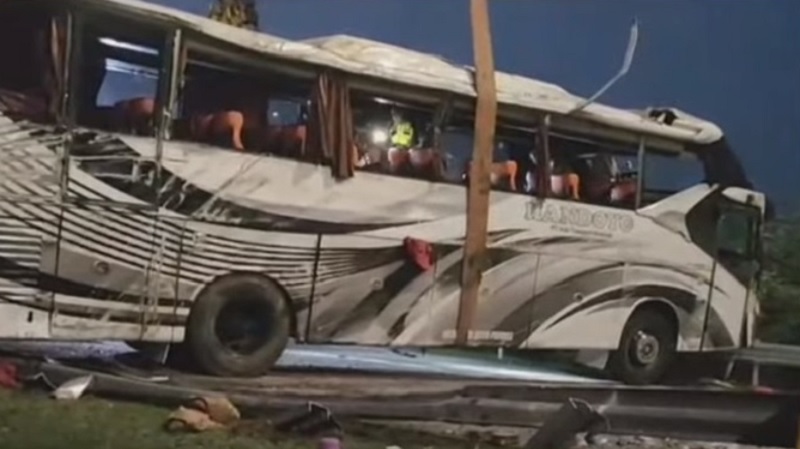 Bus Handoyo kecelakaan di Interchange Cikampek KM 72/B Jalan Tol Cipali. (Foto: Tangkapan layar).