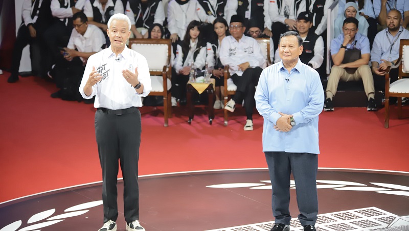 Calon presiden nomor urut 3, Ganjar Pranowo dan Capres nomor urut 2 Prabowo Subianto di debat Capres pertama. (Foto: Repro)