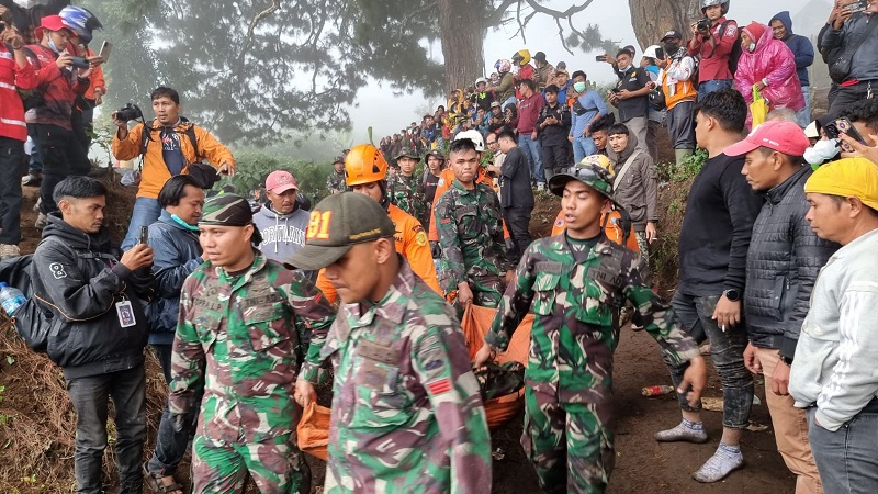 Proses Evakuasi 9 jenazah pendaki Gunung Marapi oleh TIM SAR Gabungan, Selasa 5 Desember 2023. (Foto: Dok. Kantor SAR Kota Padang)