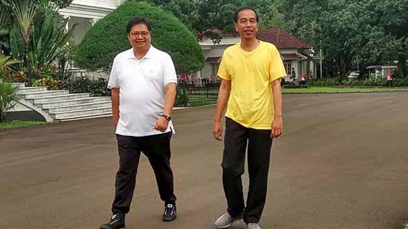 Presiden Jokowi memakai kaus kuning bersama Ketum Golkar Airlangga Hartarto. (Foto: Repro)