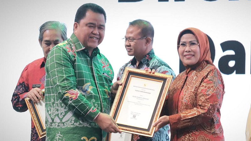 Bupati Serang Ratu Tatu Chasanah menerima penghargaan dari Kemenkes, sebagai kepala daerah yang sukses melaksanakan program Imunisasi Dasar Lengkap (IDL). (Foto: AMR)