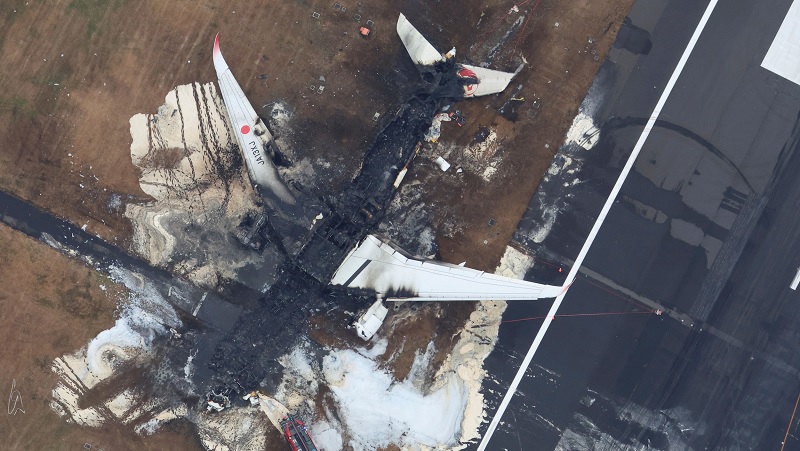 Bangkai pesawat A350 milik JAL yang terbakar setelah bertabrakan di Bandara Haneda, Jepang.--