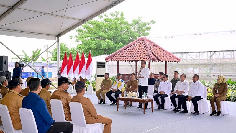 Presiden Jokowi bertemu kepala desa se-Kabupaten Serang di Desa Margagiri, Kabupaten Serang, Senin (8/1).(Foto:BPMI Setpres)