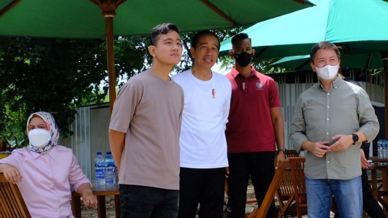 Presiden Joko Widodo dan Walikota Solo yang juga putranya Gibran Rakabuming Raka dalam satu kesempatan. (Foto: Dok. Humas Pemkot Solo))