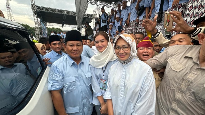 Capres nomor urut 1 Prabowo Subianto dengan Ketua TKD Banten Prabowo-Gibran di acara Relawan Ndaru Bersalawat. (Foto: RMBanten)