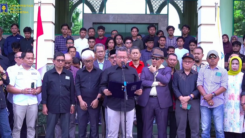 Rektor beserta Civitas UII Yogyakarta menyatakan sikap 'Indonesia Darurat Kenegarawanan',  Kamis 1 Februari 2024 (Foto: Dok. UII Yogyakarta)