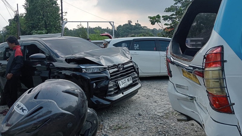 Lakalantas truk tanah tabrak enam mobil di Tanjakan Cipelem, Ciomas. (Foto: Iyan/RMBANTEN))