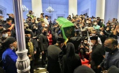 Masyarakat dan ratusan pelajar mengiringi keberangkatan jenazah Emmeril Kahn Mumtadz
