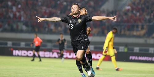 Pemain Timnas Indonesia asal klub Persib Bandung Marck Klok merayakan gol penyama ke gawang Curacao/PSSI